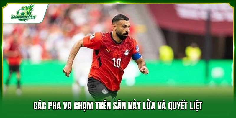 Các pha va chạm trên sân nảy lửa và quyết liệt
